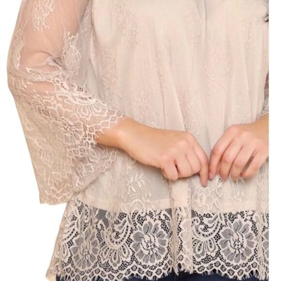 SALE ❗️ She & Sky Off Shoulder Lace Blouse - Picture 4 of 5